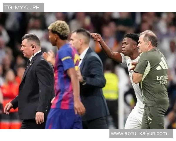 世体:因对助理裁判不满,FC安道尔大股东皮克赛后卷入冲突